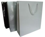 PREMIUN - SACOS COM CORDÃO - 6405.10 - PAPEL COUCHÉ - PLASTIFICAÇÃO BRILHO - DIMENSÕES (LXAXF) 270X370X100 MM